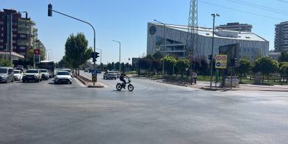 Konya'da kaza anları! Sürücü ters yoldan kaldırıma çıktı: 1 yaralı!