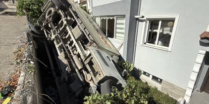 Freni Boşalan Kamyonet Apartman Bahçesine Düştü!