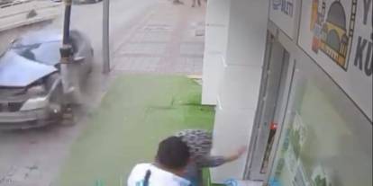 Direksiyon Hakimiyetini Kaybeden Sürücü Caddeyi Birbirine Kattı