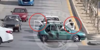 Aracın önünü kesip sürücüsünü darp ettiler!