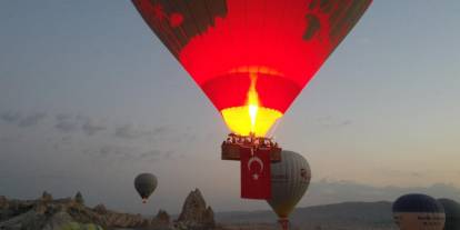 Sıcak hava balonları Türk bayraklarıyla uçtu
