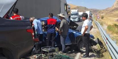 Tır ile pikap çarpıştı: 3 ölü, 2 yaralı