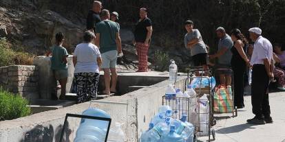 Su kesintisi yaşandı, vatandaşlar çeşmede kuyruk oluşturdu!