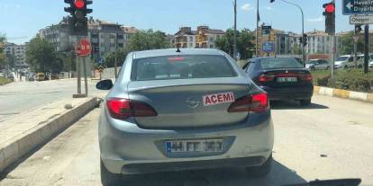 Aracının arkasına ‘acemi’ yazıp trafiğe çıktı