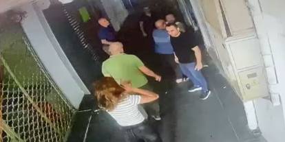 2 Erkek, Kadını Dükkanın Önünde Darbetti! O Anlar Kamerada