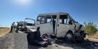 İşçi taşıyan minibüs ile otomobil çarpıştı: 15 yaralı