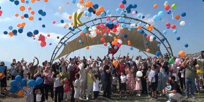 Kanseri yenen Kağan için gökyüzüne balonlar bırakıldı