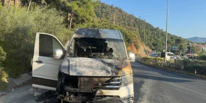 Turistleri Taşıyan Minibüs Alev Aldı!