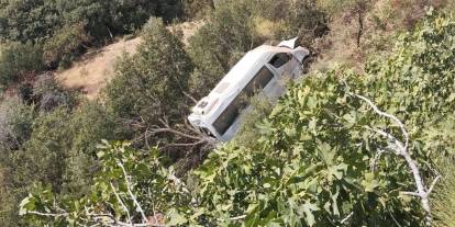 Servis minibüsü, uçuruma yuvarlandı: Öğrenciler yaralandı!