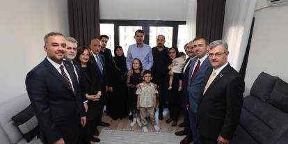 Bakan Kurum, depremzede aileyi yeni evinde ziyaret etti