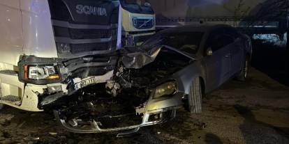 Park halindeki araçlara çarpan otomobildeki 4 kişi ağır yaralandı