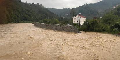 Sağanakta mahsur kalan 19 kişi kurtarıldı