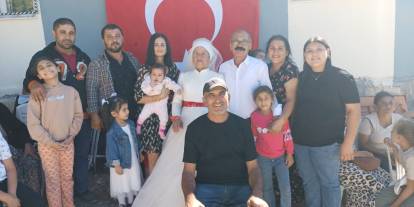4 çocuk 9 torun sahibi çift, 40 yıl sonra düğün yaptı!