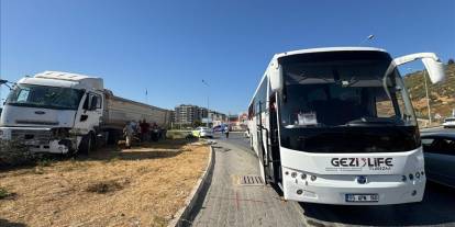 Kamyonun çarptığı gezi otobüsündeki 6 kişi yaralandı