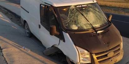 Konya'da kaza! Kamyonet refüje çarptı