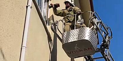 Baygınlık Geçiren Şahıs, Cam Kırılarak Kurtarıldı