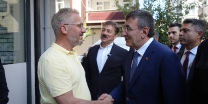 Cumhurbaşkanı Yardımcısı Yılmaz, Esnafı Ziyaret Etti