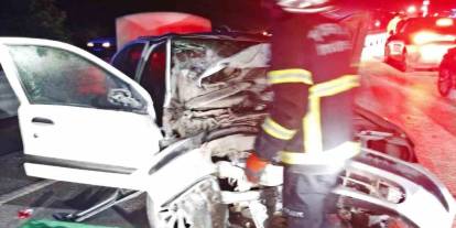 Otomobil, Kum yüklü traktöre çarptı:1 ölü, 5 yaralı
