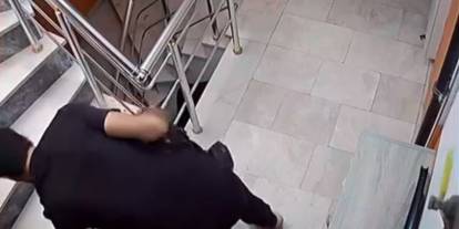 Dükkana girer gibi numaralarını seçti, çaldı kaçtı!