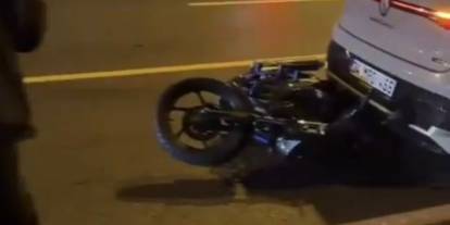 Sürücüsü düşen motosiklet sürüklenerek otomobile çarptı