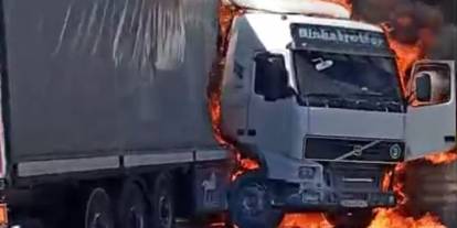 Seyir halindeki tır alev aldı