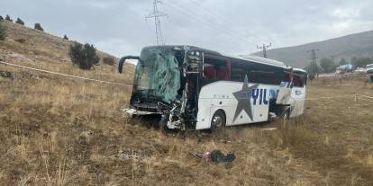 Yolcu otobüsü ile tır çarpıştı: 20 yaralı