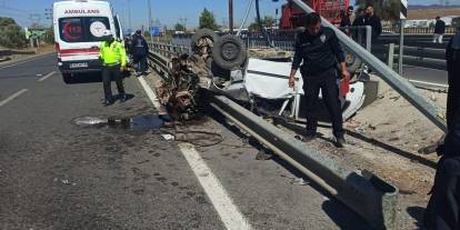 Refüjde bariyerlere çarpan otomobil hurdaya döndü