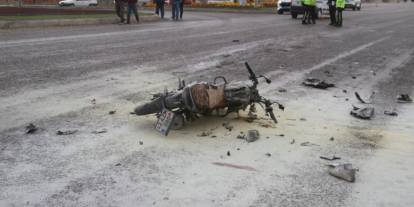 İşçi servisi ile motosiklet çarpıştı: 2 yaralı