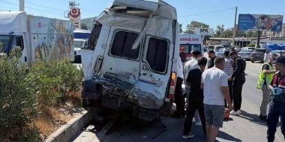 Minibüs ile çekici çarpıştı! 1 ölü, 10 yaralı