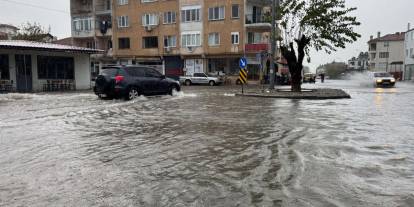 Cadde ve sokaklar göle döndü