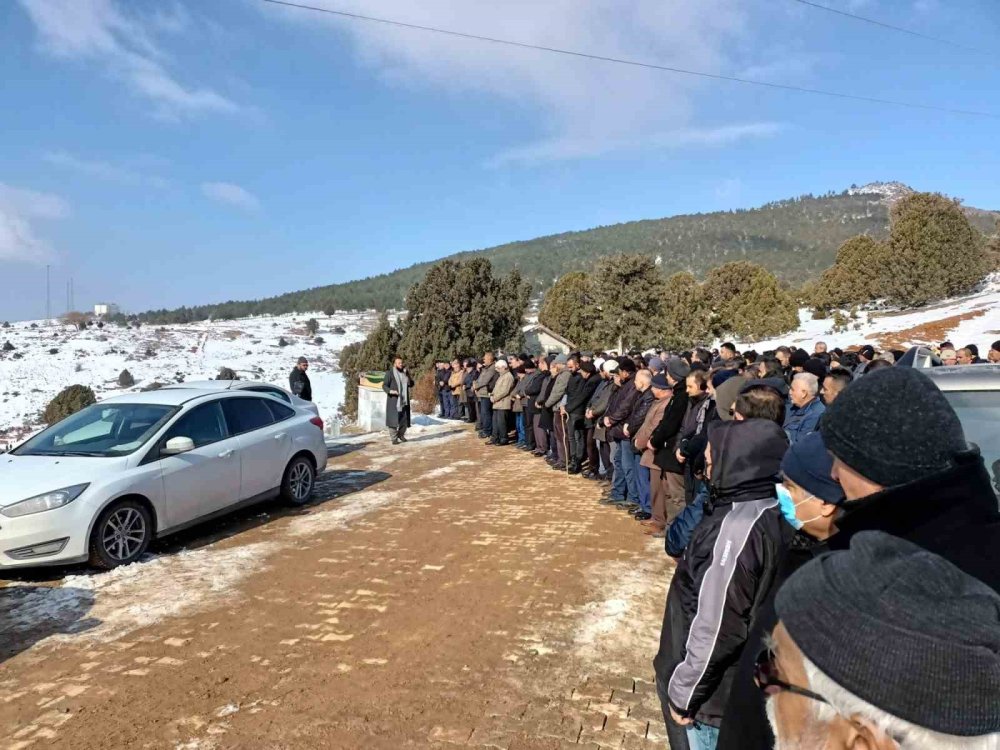 Fatma Feyza öğretmen dualarla defnedildi..