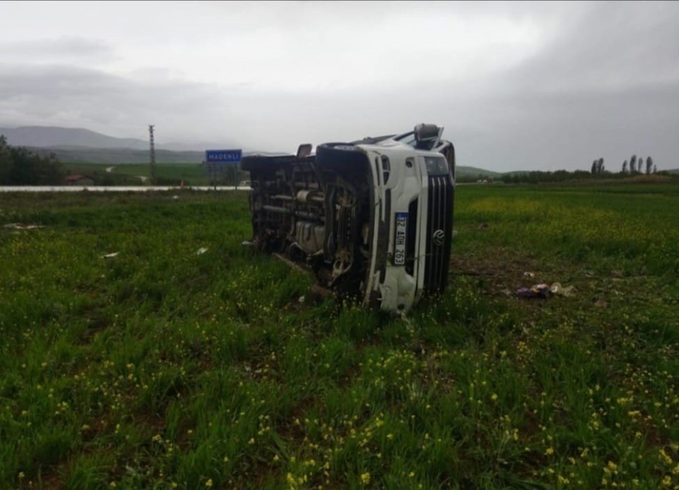 Konya - Isparta yolunda kaza! Minibüs devrildi: 1 ölü, 5 yaralı