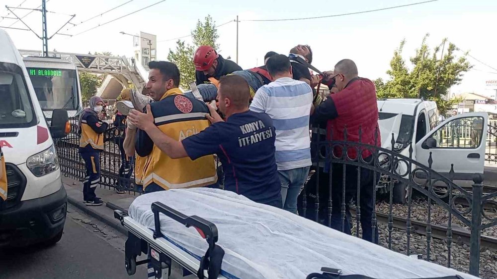 Konya'da kontrolden çıkan araç tramvay yoluna girdi: 3 yaralı