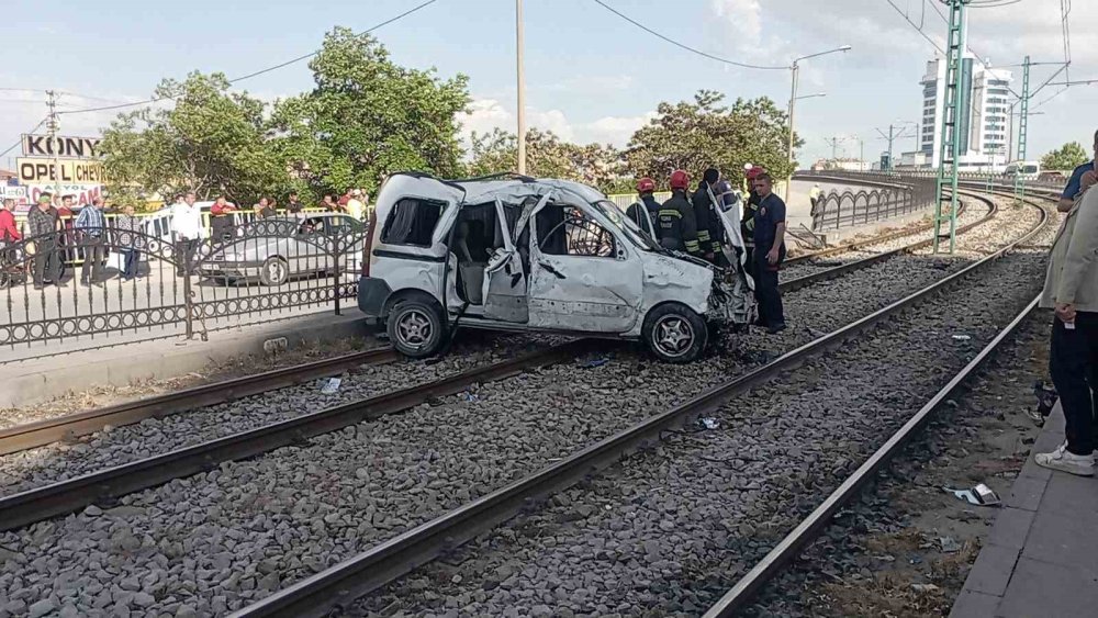 Konya'da kontrolden çıkan araç tramvay yoluna girdi: 3 yaralı