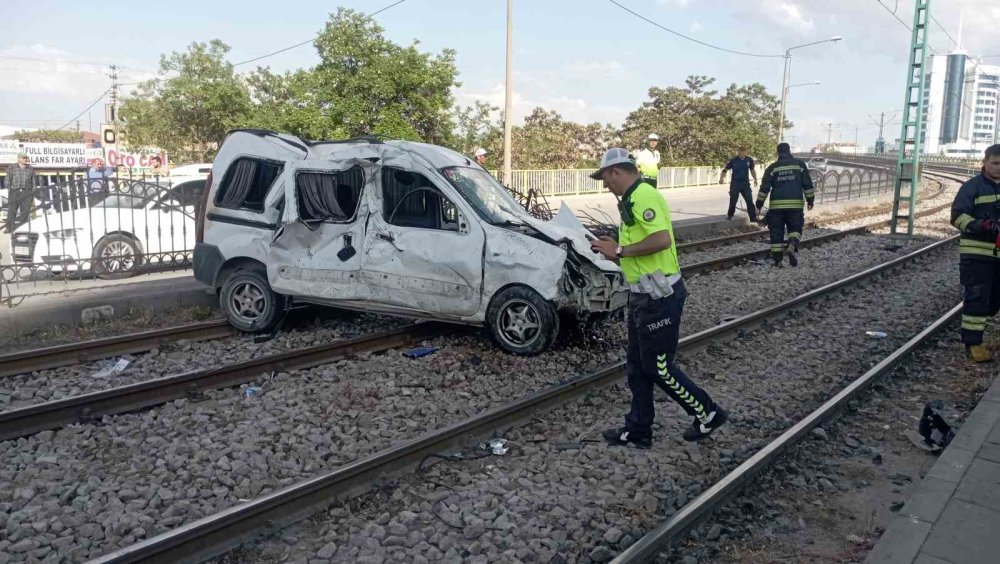 Konya'da kontrolden çıkan araç tramvay yoluna girdi: 3 yaralı