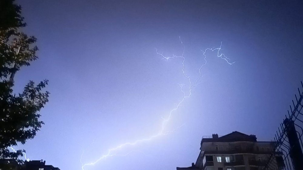 Konya'da şiddetli yağmurla birlikte çakan şimşekler gökyüzünü böyle aydınlattı