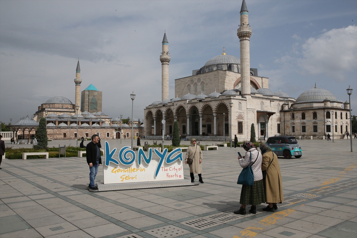 aa-20230524-31220615-31220614-mevlana-muzesini-5-ayda-1-milyon-200-bin-ziyaretci-gezdi.jpg