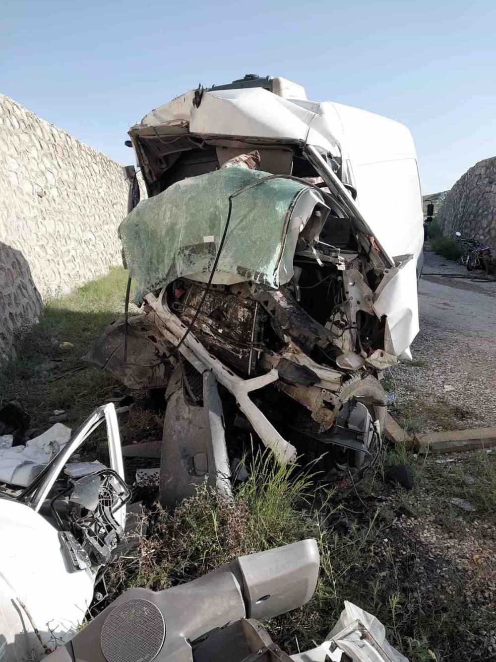 Konya’da  minibüs alt geçide düştü: 1 ölü, 1 yaralı