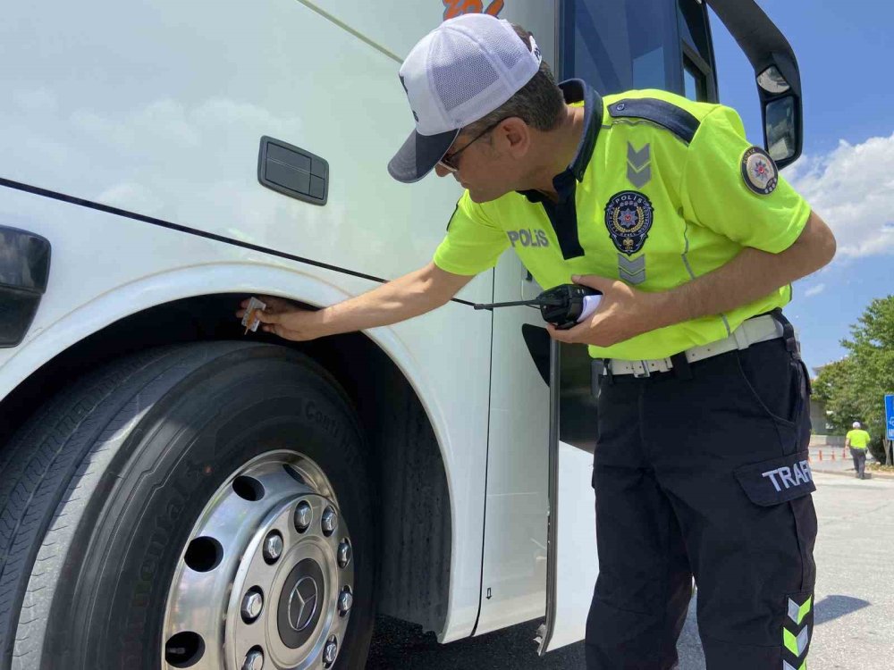 Trafik ekiplerinden yolculara hayat kurtaran uyarı