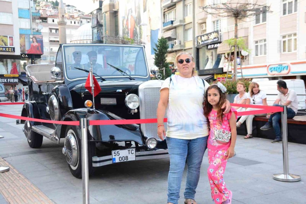 O Arabayı Görenler Peşinden Koştu!  Fotoğraf Çekinmek İçin Sıraya Girdiler! İşte Sebebi...