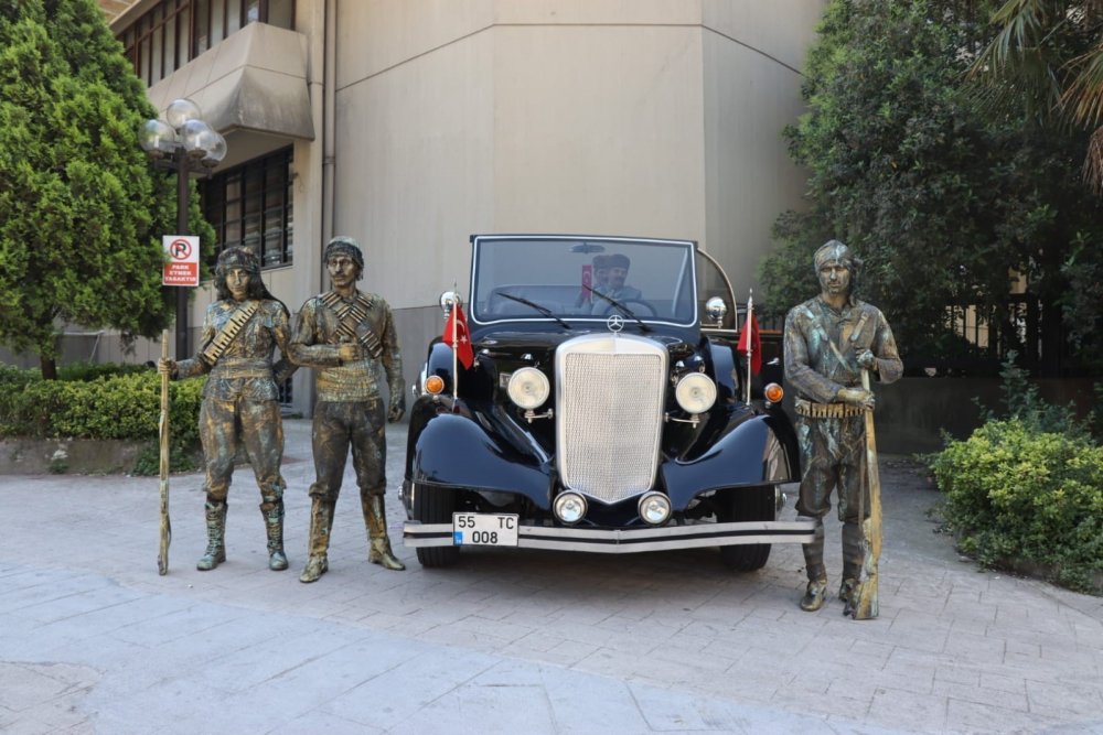 O Arabayı Görenler Peşinden Koştu!  Fotoğraf Çekinmek İçin Sıraya Girdiler! İşte Sebebi...