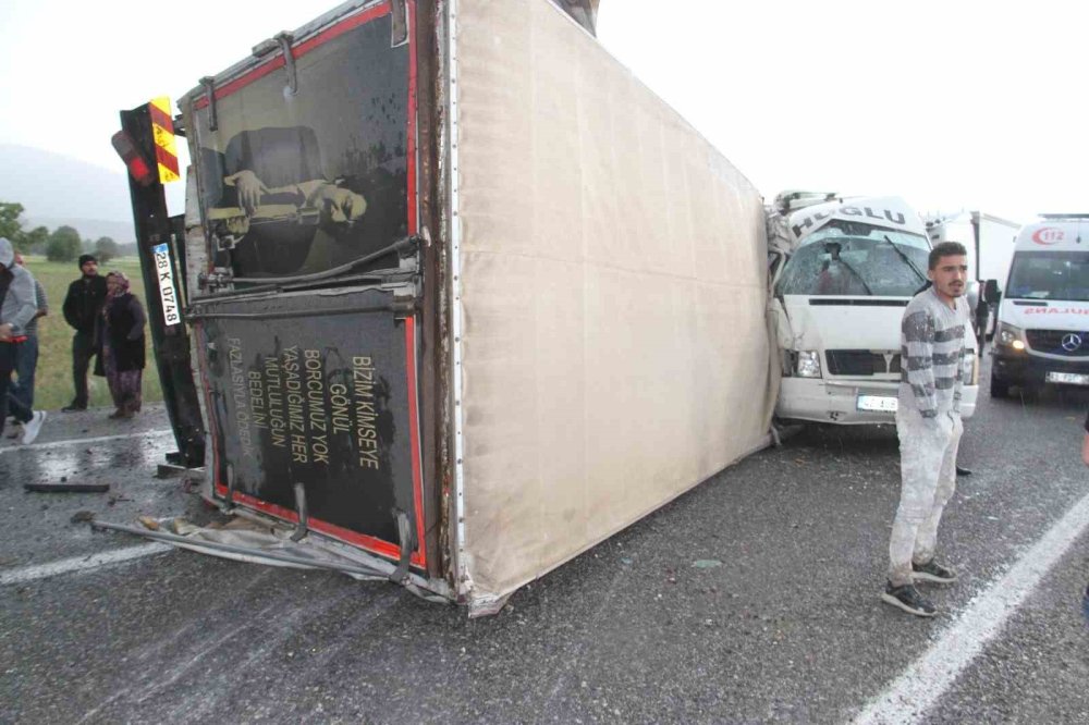 Konya'da kaza! Devrilen kamyon minibüsle çarpıştı: 14 yaralı