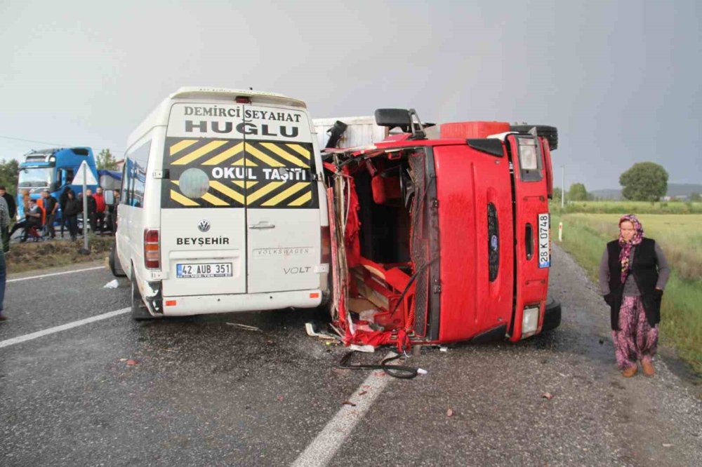 Konya'da kaza! Devrilen kamyon minibüsle çarpıştı: 14 yaralı