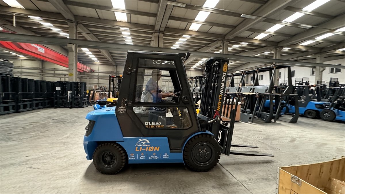 aa-20240713-35130045-35130034-elektrikli-forklift-kapali-alanlarda-emisyonu-en-aza-indirmek-icin-calisiyor.jpg