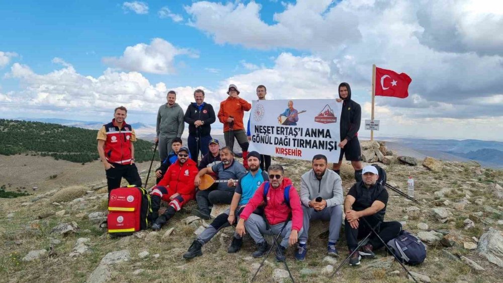 Kırşehirli dağcılar Neşet Ertaş’ı Gönül Dağı’nda andı