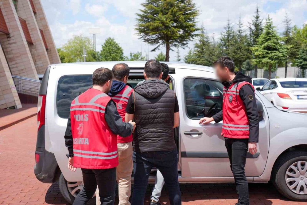 Altın kaplama bilezikleri gerçek sanarak çalan şahıslar tutuklandı