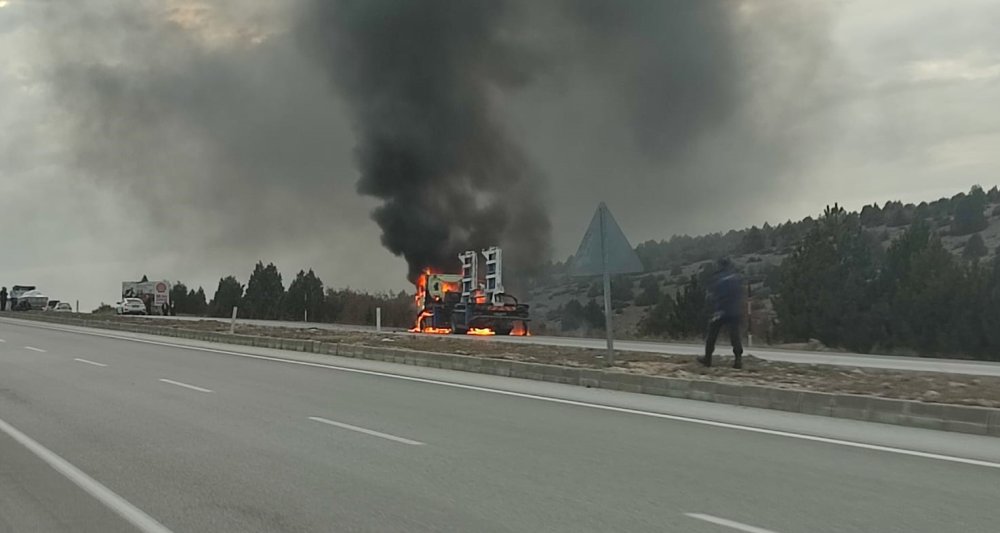 Konya’da oto çekici alev alev yandı