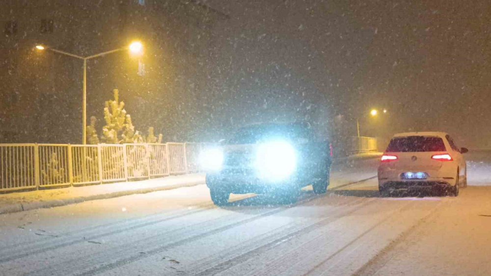 Van’da yoğun kar yağışı etkili oluyor