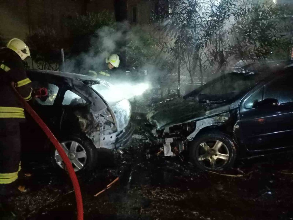 Sanayi sitesine yıldırım düştü: İki araç yandı