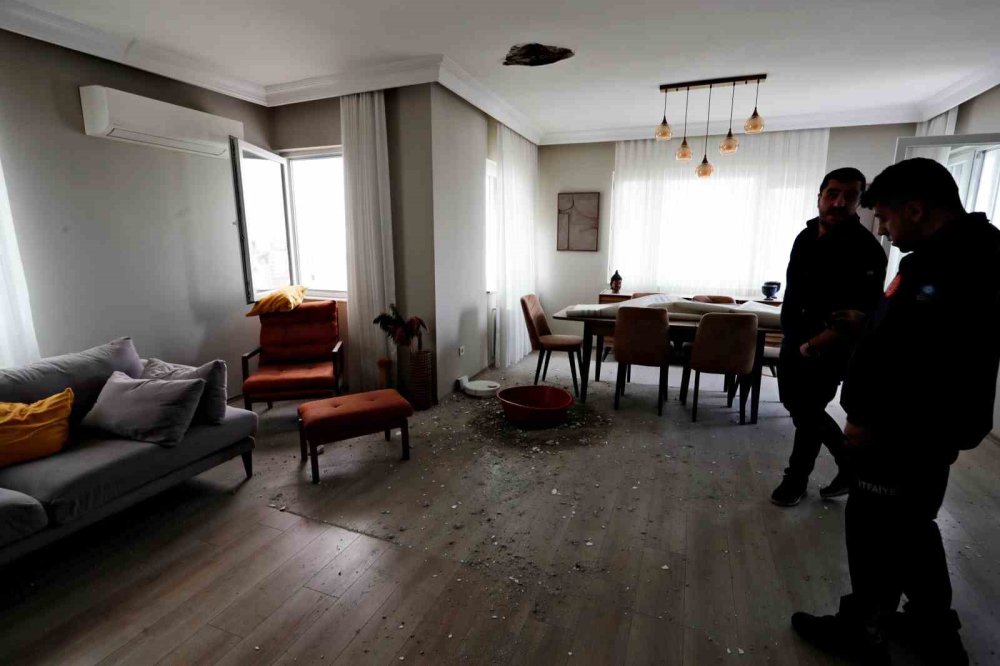 Antalya'da binaya yıldırım düştü: Evin tavanı delindi